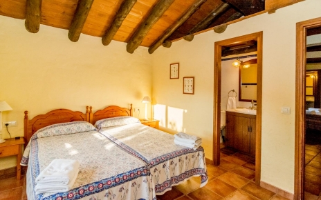 Habitación con baño y dos camas